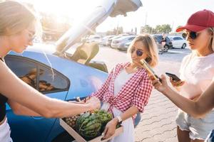 les filles tiennent un plateau de fruits et préparent un feu d'artifice festif. photo