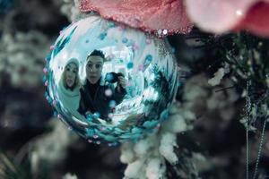 branche d'arbre de noël avec des jouets photo