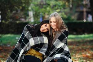 deux belles dans le parc, posant pour la caméra photo