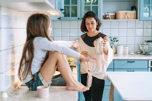 famille heureuse cuisiner ensemble dans la cuisine photo