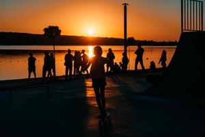 les gens se reposent sur un terrain de sport au bord de la rivière photo