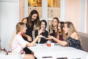 six filles à table photo