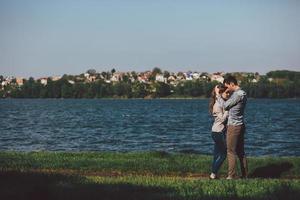 couple au bord de l'eau photo