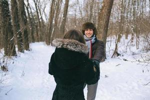 beau couple marchant dans la forêt photo