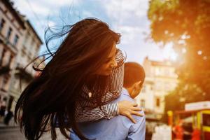 un couple s'amuse en ville photo