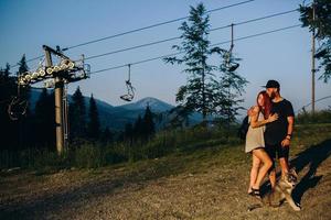 photo beau couple dans les montagnes angle rapproché