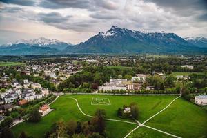 vue aérienne en perspective sur la ville touristique de la vallée photo