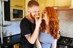 famille enceinte heureuse avec des fruits frais photo