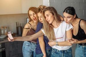 les filles se selfie au téléphone photo