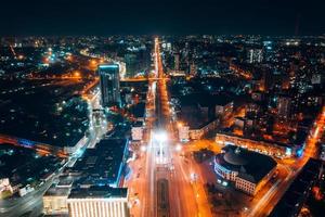 vue panoramique sur la grande ville la nuit photo