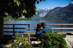 couple sur un banc en regardant les montagnes. photo