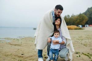 jeune famille ensemble dans la nature avec un petit garçon photo