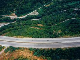 vue aérienne de la route dans les montagnes photo