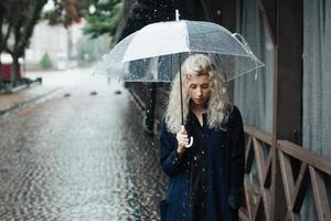 femme blonde avec parapluie photo