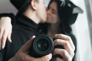 homme et femme en vêtements noirs s'embrassant photo