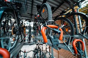 beaucoup de vélos d'affilée. parking à vélos dans la rue photo