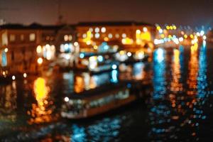 une vue sur le canal la nuit. Venise, Italie photo