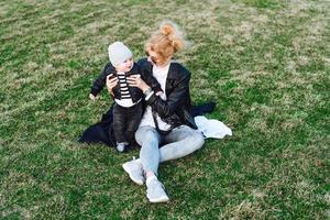 jeune fille et enfant sur gras vert photo