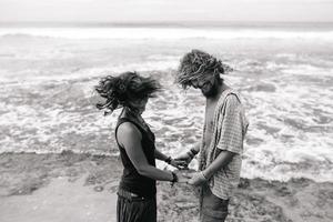 mec et fille s'amusent sur la plage photo