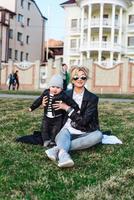 jeune fille et enfant sur gras vert photo