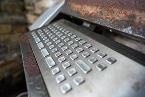 très vieil ordinateur, clavier rouillé avec moniteur photo