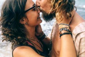 couple sur une plage tropicale photo