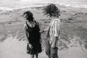 mec et fille s'amusent sur la plage photo