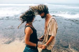 mec et fille s'amusent sur la plage photo