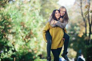 deux filles s'amusant dans le parc photo