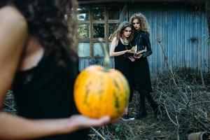 trois femmes vintage comme sorcières photo