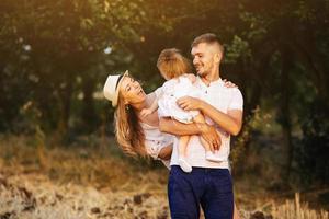 père, mère et fille dans le parc photo