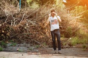 l'homme aux bottes authentiques et aux jeans selvedge sur fond de branches photo