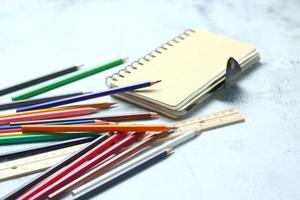des crayons de bois éparpillés sur la table, des règles en bois et des cahiers avec le festival de retour au semestre, les élèves vont à l'école, des cours d'art. photo