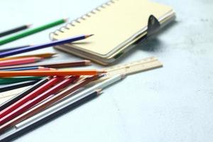 des crayons de bois éparpillés sur la table, des règles en bois et des cahiers avec le festival de retour au semestre, les élèves vont à l'école, des cours d'art. photo
