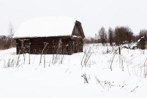 hangar abandonné dans le vieux village russe en hiver photo