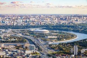 vue sur le stade luzhniki arena au crépuscule d'automne photo