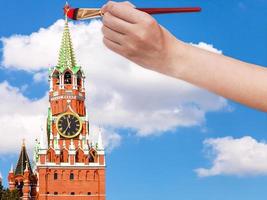 le pinceau peint l'étoile rouge sur la tour spasskaya photo