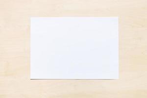 feuille vierge de papier de bureau blanc sur tableau lumineux photo