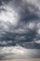 cloudscape avec des nuages d'orage sombres photo