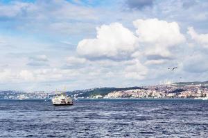 vue sur la baie de la corne d'or avec pont à istanbul photo