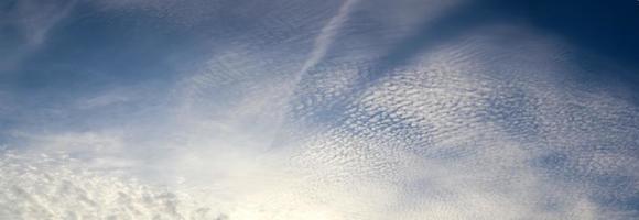 panorama de superbes nuages dans le ciel au-dessus d'un champ agricole. photo