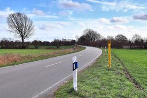 belle vue sur les routes de campagne avec champs et arbres en europe du nord photo