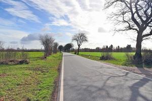 belle vue sur les routes de campagne avec champs et arbres en europe du nord photo