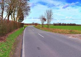 belle vue sur les routes de campagne avec champs et arbres en europe du nord photo