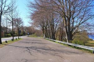 belle vue sur les routes de campagne avec champs et arbres en europe du nord photo