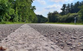 belle vue sur les routes de campagne avec champs et arbres en europe du nord photo