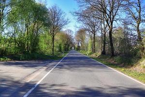 belle vue sur les routes de campagne avec champs et arbres en europe du nord photo