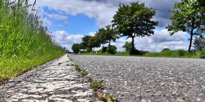 belle vue sur les routes de campagne avec champs et arbres en europe du nord photo