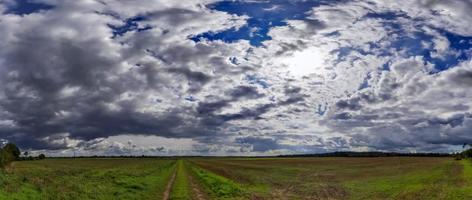 panorama de superbes nuages dans le ciel au-dessus d'un champ agricole. photo
