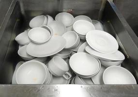 vue de dessus de nombreux plats sales dans l'évier de la cuisine photo